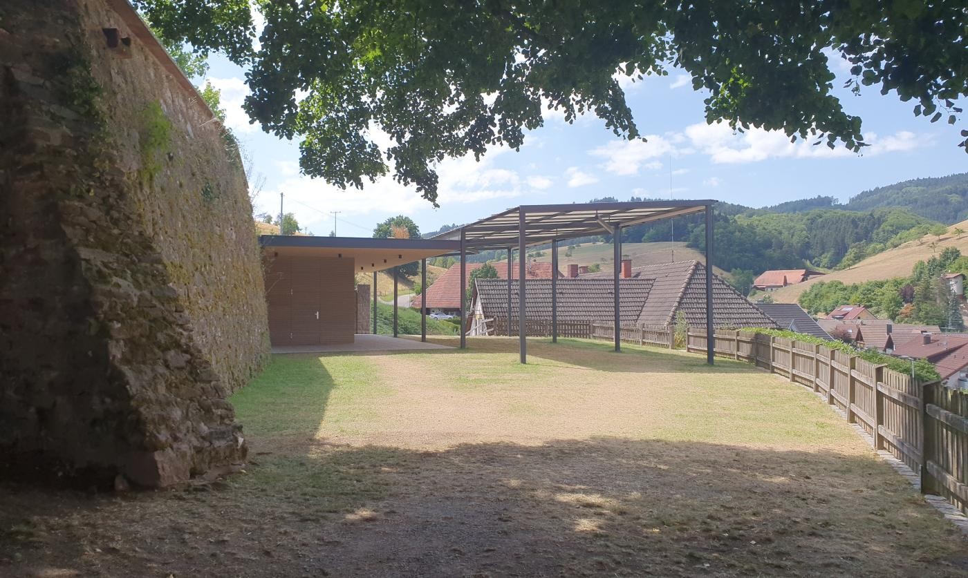 Lindenplatz unterhalb der Kirche Bild vom Lindenplatz mit Teilüberdachung