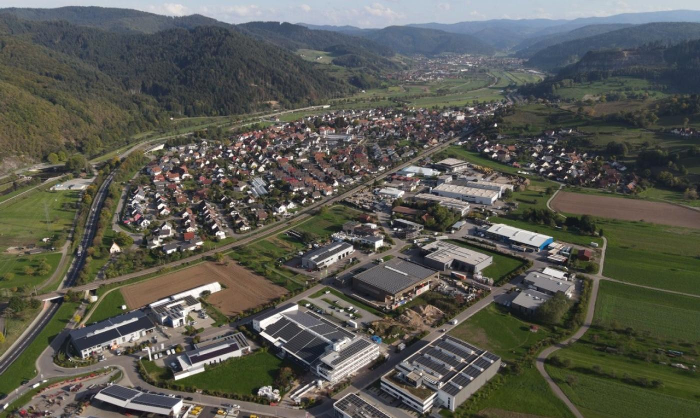 Luftbild mit Blick auf Gewerbegebiet und Steinach Ortskern