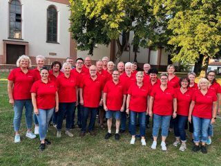 Gruppenbild vor Kirche